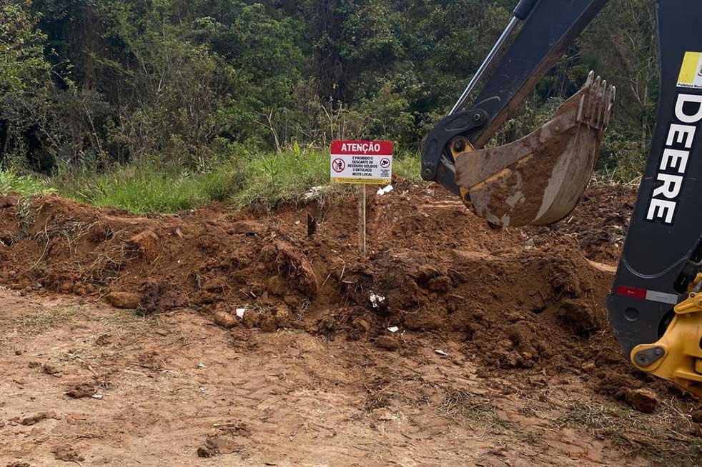 Limpeza de entulhos e cuidado com o meio ambiente no Arraial do Ouro