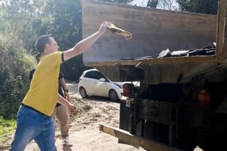 Limpeza de entulhos e cuidado com o meio ambiente no Arraial do Ouro